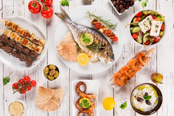 Fundal alimentar grecesc. Set tradițional de feluri de mâncare grecești diferite — Fotografie, imagine de stoc