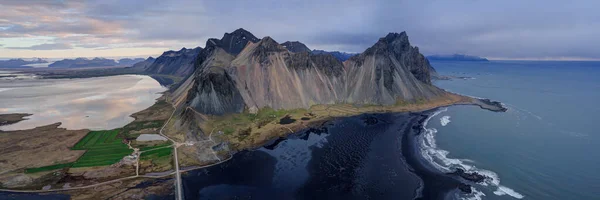 Stokksnes sulla costa sud-orientale islandese con Vestrahorn. Paesi Bassi . — Foto Stock