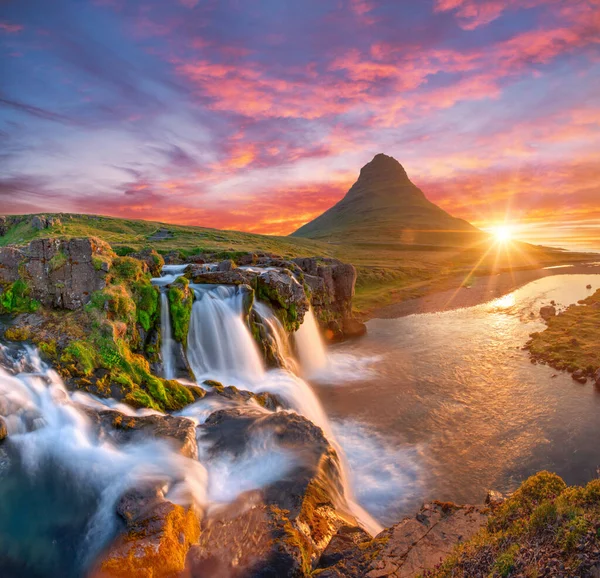 Gyönyörű táj napfelkeltével Kirkjufellsfoss vízesés és Kirkjufell hegy, Izland. — Stock Fotó