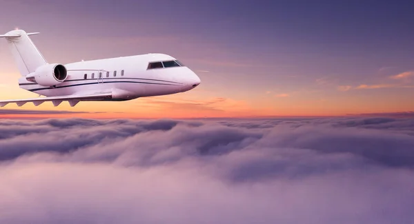 Petit avion privé volant au-dessus de beaux nuages. — Photo