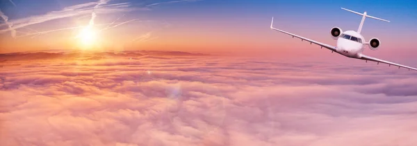 Pequeno avião privado voando acima de belas nuvens. — Fotografia de Stock