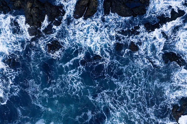 Vista de cima para baixo das ondas gigantes do oceano — Fotografia de Stock