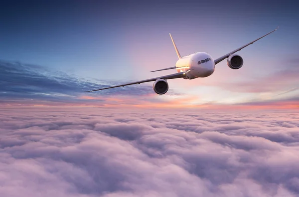 극적 인 구름 위를 나는 상업용 비행기 제트 여객기. — 스톡 사진