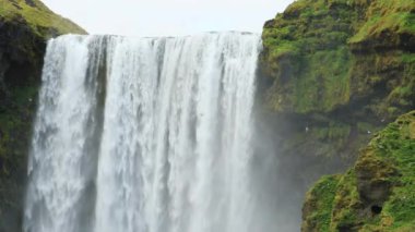 İzlanda'da Skogafoss şelale yakın uo