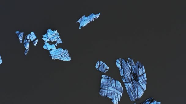 Vista aérea do glaciar e icebergs na lagoa do glaciar na Islândia — Vídeo de Stock