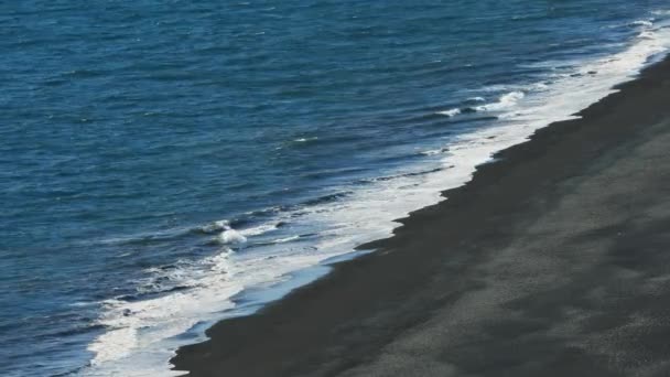 Vista de arriba hacia abajo de olas gigantes del océano — Vídeos de Stock