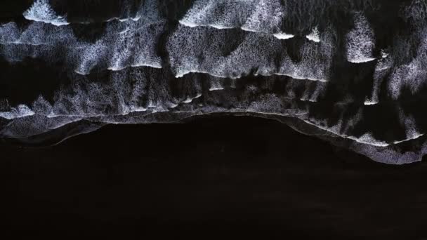 Вид сверху на гигантские океанские волны — стоковое видео
