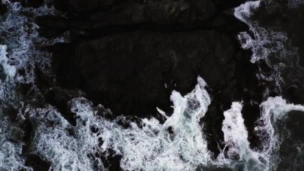 Вид зверху вниз на гігантські океанічні хвилі — стокове відео