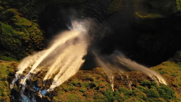 Schöner Wasserfall in Island bei Sonnenuntergang. — Stockvideo