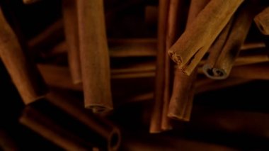 Tarçın uçuyor. Baharatlar. Ağır çekimde, sinematik kamerada çekildi.