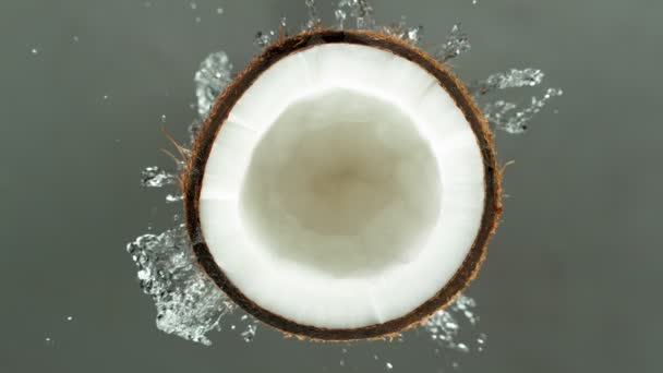Mouvement lent des éclaboussures d'eau sur la noix de coco — Video