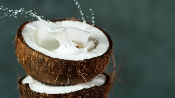 Movimiento lento de salpicaduras de agua en el coco — Vídeos de Stock