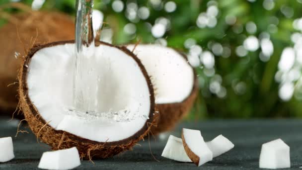 Повільний рух води розщеплення на кокосовому — стокове відео