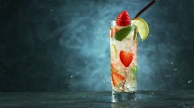 Siyah taş masadaki bardakta mojito kokteyli, makro yavaş çekim..