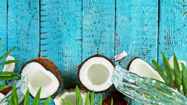 코코넛에 가루받이를 하는 물의 느린 움직임 — 비디오