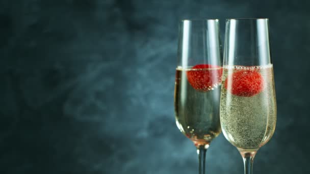 Šampaňské ve skle a čerstvé jahody s bublinou detailní up — Stock video