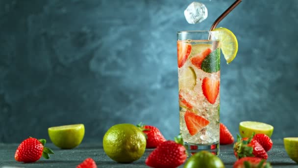 Verfrissende mojito cocktail in een glas op zwarte stenen tafel, macro slow motion shot. — Stockvideo