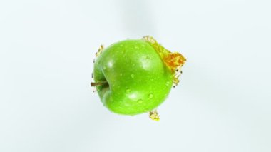 Süper Yavaş Çekim Elma Suyu Beyaz Arkaplanda İzole Edilmiş