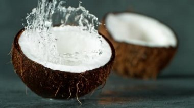 Yavaş Su Hareketi Hindistan cevizine sıçrıyor