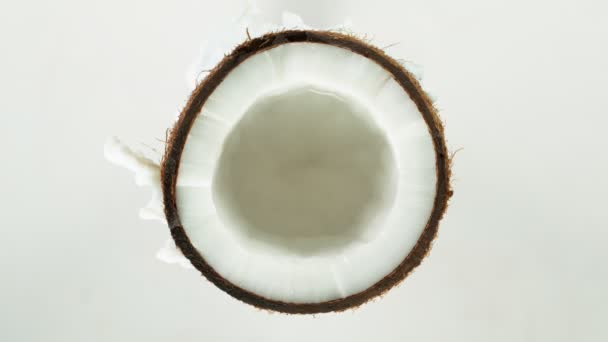 Mouvement lent des éclaboussures de lait sur la noix de coco — Video