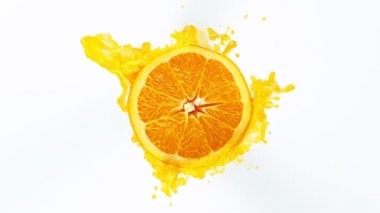 Süper Yavaş Çekim Portakal Dilimli Su Sıçratma Suyu Beyaz Arkaplanda İzole Edildi