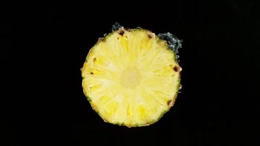 Süper Yavaş Çekim Pineapple Slice Sulama Suyu Siyah Arkaplanda İzole Edildi