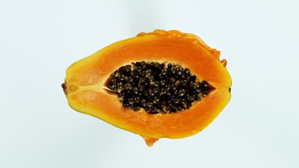 Super Zeitlupe Schuss Papaya-Scheibe mit Spritzsaft isoliert auf weißem Hintergrund — Stockvideo