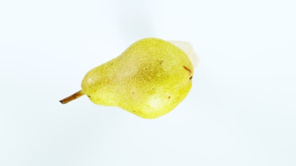 Super Slow Motion Shot of Pear com Splashing Juice Isolado em Fundo Branco — Vídeo de Stock
