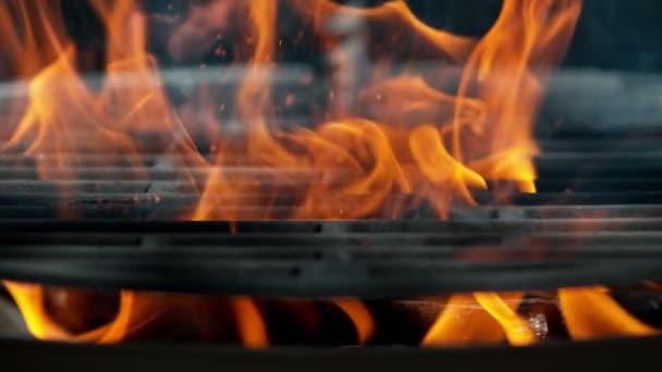 Rejilla de hierro fundido con llamas y destellos de fuego, super cámara lenta — Vídeo de stock