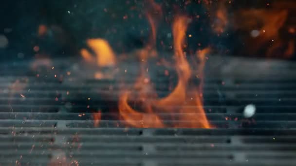 Griglia in ghisa con fiamme e scintille di fuoco, super slow motion — Video Stock