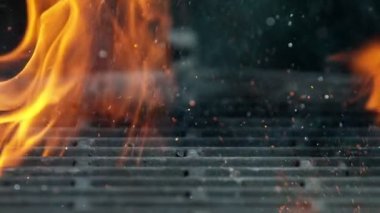 Demir ızgarayı ateş ve ışıltıyla fırlat, süper yavaş çekimde