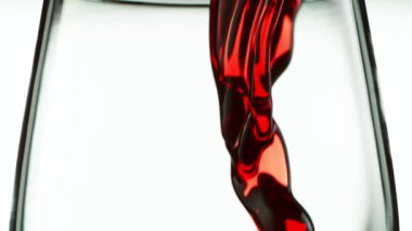 Süper Yavaş Hareket Ayrıntılı Şişe Beyaz Arkaplanda Şişeden Kırmızı Şarap.