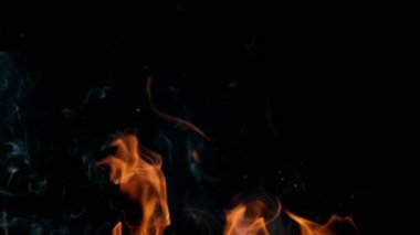 Alevler, kıvılcımlarla, yüksek hızlı kamerayla, 300 fite ateş ediyor.,