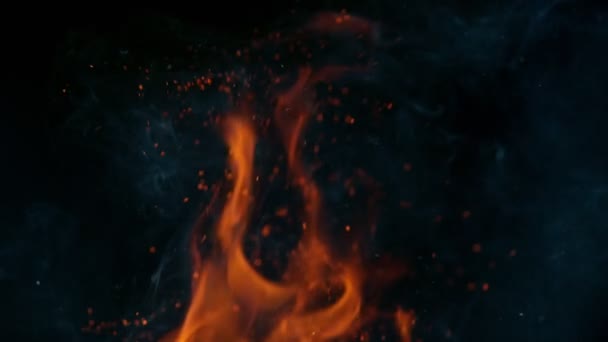 Flammes de feu avec des étincelles, prise de vue sur caméra haute vitesse à 1000fps, — Video
