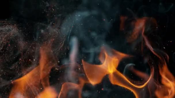 Flammes de feu avec des étincelles, prise de vue sur caméra haute vitesse à 1000fps, — Video