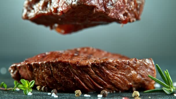 Close-up de carne de vaca saborosa caindo, câmera lenta. — Vídeo de Stock