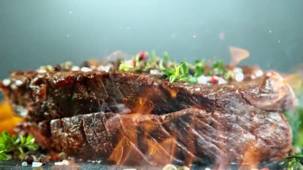 Close-up de carne de vaca saborosa caindo, câmera lenta. — Vídeo de Stock