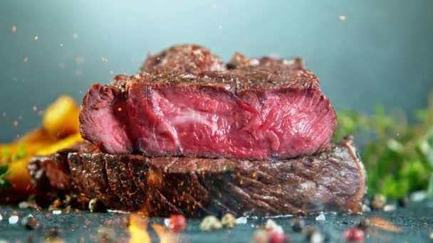 Gros plan de la chute de délicieux steak de boeuf, au ralenti. — Video