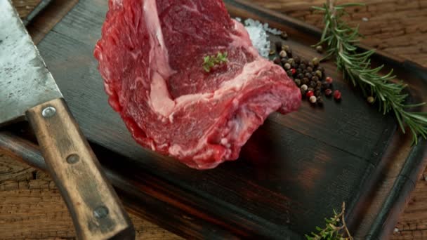 Zuhanó ízletes marhahús, lassított felvétel. — Stock videók