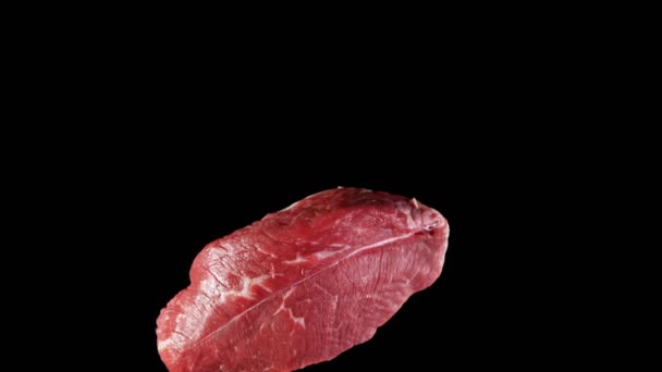 Close-up van vallende smakelijke biefstuk, slow motion. — Stockvideo