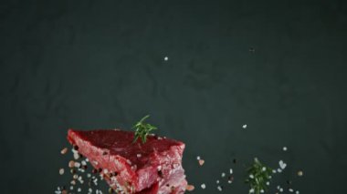 Düşen lezzetli bifteğe yakın çekim, yavaş çekim..