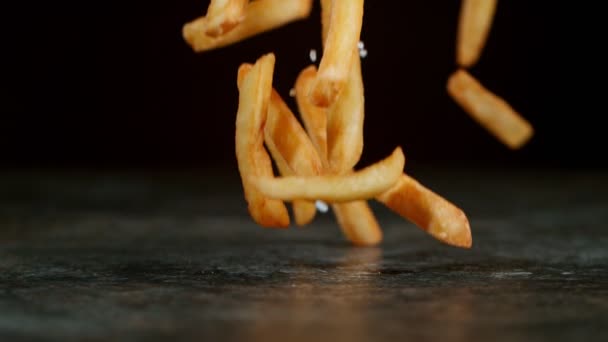 Super rallentatore colpo di caduta patatine fritte fresche — Video Stock