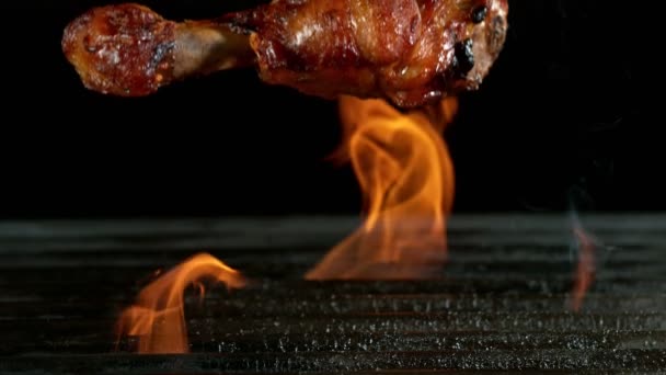 Close-up de cair saborosas pernas de frango, câmera lenta . — Vídeo de Stock