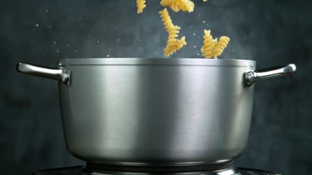 Gettare la pasta nell'acqua bollita, al rallentatore. — Video Stock