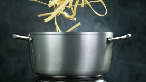 Jogando macarrão na água fervida, câmera lenta . — Vídeo de Stock