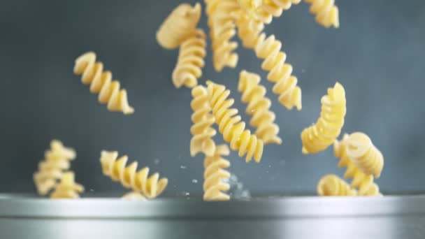 Lanzamiento de pasta en agua hervida, cámara lenta. — Vídeo de stock