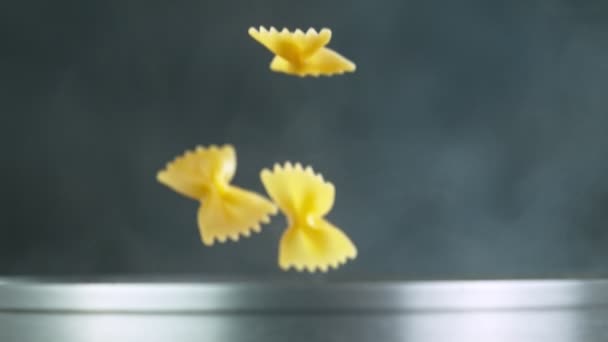 Házení těstovin do vařené vody, zpomalený pohyb. — Stock video