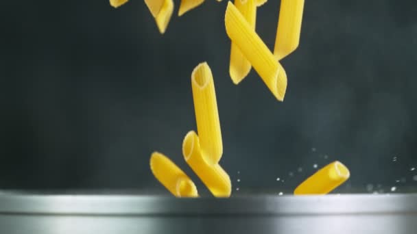 Kasta pasta i kokt vatten, slow motion. — Stockvideo