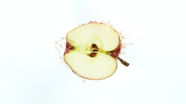 Super Slow Motion Shot of Apple z soku rozpryskowego Izolowane na białym tle — Wideo stockowe