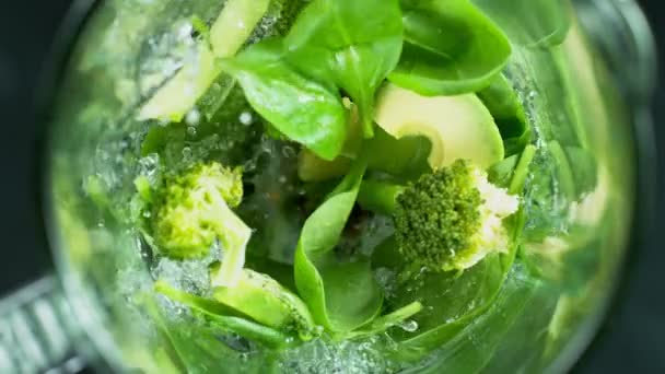 Groene verse smoothie gemengd in blender, bovenaanzicht — Stockvideo